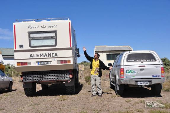 Encontro com um carro muito maior do que a Fiona, de expedicionários alemães, na Península Valdés, no litoral da  patagônia argentina